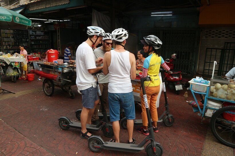 Street-food-3-People-E-Scooter