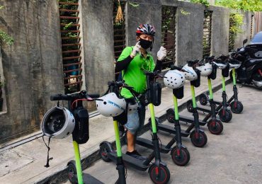 Guide with a line of E-Scooters