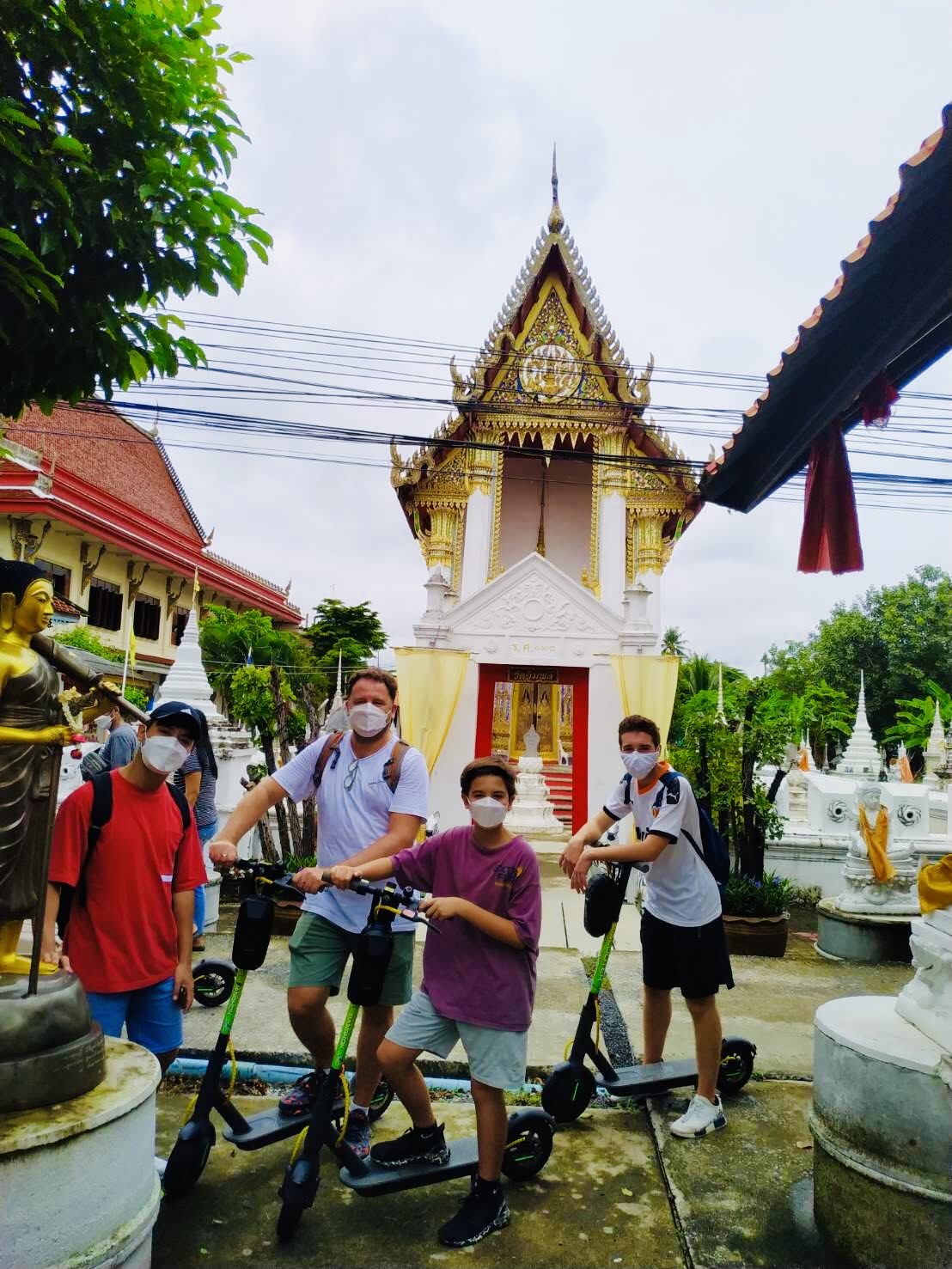 3 escooter outside Wat Paramaiyikawat